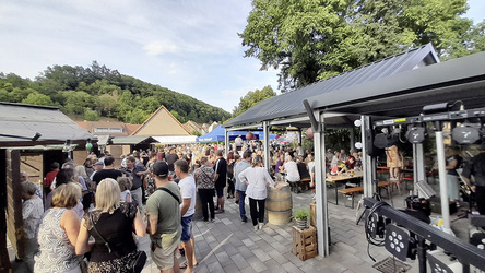 Weinfest auf dem Dorfplatz